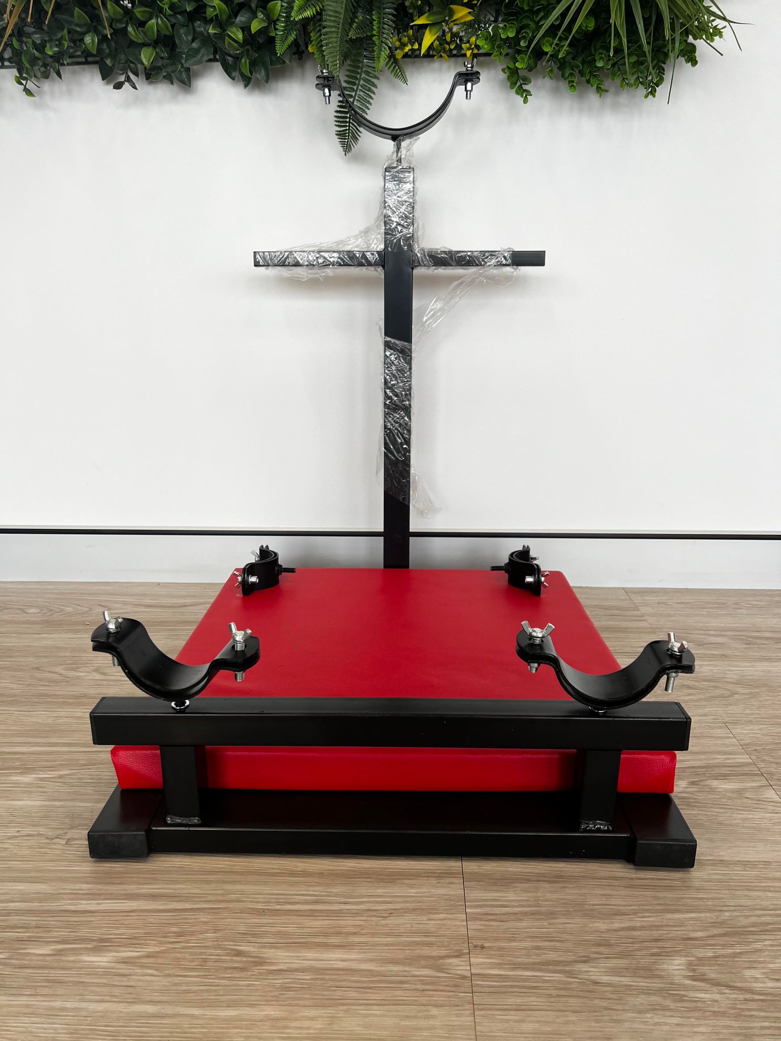 Kneeling Post, Restraint Board